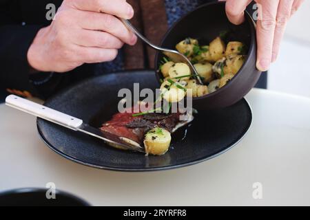 Kartoffeln im Blackmore Wagyu (ab 9) mit WA Truffle, Madeira Jus - feine Küche im Bennelong Restaurant, Sydney Opera House Stockfoto