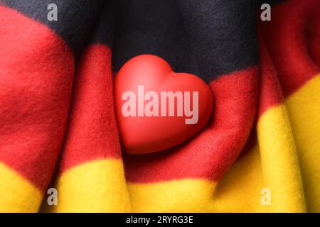 Deutsche Fahne mit Herz *** Deutsche Flagge mit Herz: Imago/Alamy Live News Stockfoto