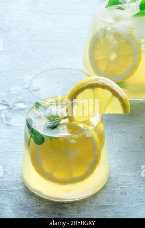 Limonade mit Minzpanorama. Zitronenwasser trinken mit Eis Stockfoto