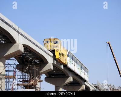 Kairo, Ägypten, September 28 2023: Installation des ägyptischen Einschienenfahrzeugs mit einem Kran, Kairo Einschienenbahn ist ein zweigleisiger Einschienenschnellverkehr Stockfoto