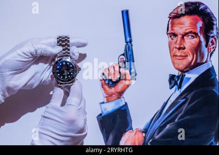 London, Großbritannien. Oktober 2023. Eine „50 Years of 007“ limitierte automatische Kalender-Armbanduhr, Omega Seamaster James Bond 50th Anniversary, No.03113/11007, Ref: 212.30.41.20.01.005, ca. 2012, EST £20.000 - £30.000 - Sir Roger Moore: The Personal Collection at Bonhams New Bond Street, London. Am 4. Oktober werden 180 Lose versteigert und sein erstes Auftritt als 007 feiert sein 50-jähriges Bestehen. Guy Bell/Alamy Live News Stockfoto