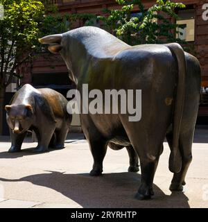 Stier und Bär auf dem Boersenplatz, Skulpturen von Reinhard Dachlauer, Frankfurt am Main, Deutschland, Europa Stockfoto