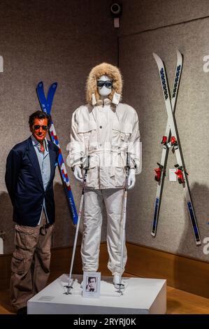 London, Großbritannien. Oktober 2023. Geoffrey Moore (sein Sohn) mit Einem weißen Bogner-Skianzug, der für Sir Roger Moore in A View to a Kill, 1985 gekauft wurde, EST 15.000–25.000 £ – Roger Moore: The Personal Collection in Bonhams New Bond Street, London. Am 4. Oktober werden 180 Lose versteigert und sein erstes Auftritt als 007 feiert sein 50-jähriges Bestehen. Guy Bell/Alamy Live News Stockfoto