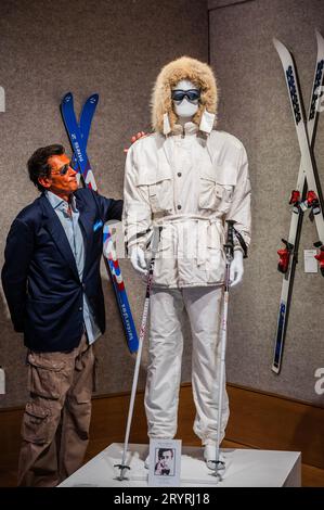 London, Großbritannien. Oktober 2023. Geoffrey Moore (sein Sohn) mit Einem weißen Bogner-Skianzug, der für Sir Roger Moore in A View to a Kill, 1985 gekauft wurde, EST 15.000–25.000 £ – Roger Moore: The Personal Collection in Bonhams New Bond Street, London. Am 4. Oktober werden 180 Lose versteigert und sein erstes Auftritt als 007 feiert sein 50-jähriges Bestehen. Guy Bell/Alamy Live News Stockfoto