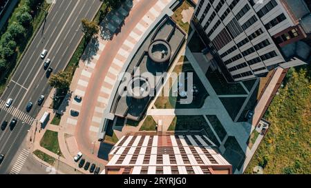 Blick auf die Drohne auf den mehrstöckigen Dreieck-Apartmentkomplex Stockfoto