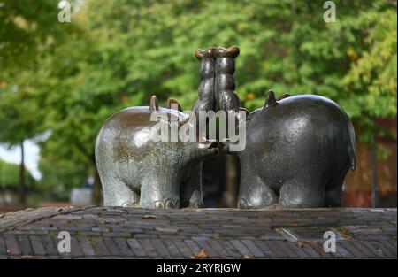 Emden, Deutschland. Oktober 2023. Das Ottifanten-Denkmal in Transvaal (Bezirk Emden). Vor 50 Jahren schuf der ostfriesische Komiker Otto Waalkes die Comicfigur Ottifanten. Zu diesem Anlass feiert die Stadt Emden – auch ein kostenloses Konzert von Otto Waalkes ist geplant. Lars Penning/dpa/Alamy Live News Stockfoto