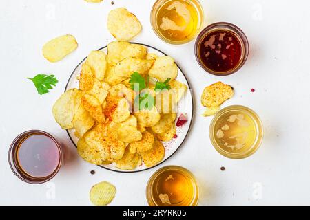 Verschiedene helle und dunkle Biere und Chips Stockfoto