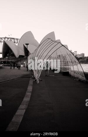 Die Kathedrale des Lichts, ein visuelles Echo des Sydney Opera House, das bei Tag als bei Nacht in den Royal Botanic Gardens für Vivid Sydney 2016 sichtbar ist Stockfoto