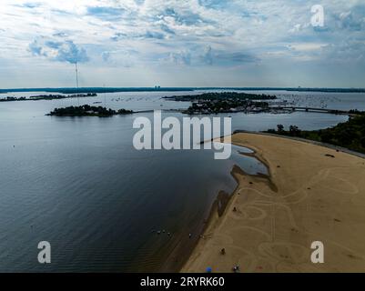 An einem wunderschönen Tag hat man einen atemberaubenden Blick auf Orchard Beach, New York Stockfoto