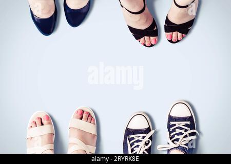 Verschiedene Sommerschuhe für Damen. Weibliche Füße in Sandalen, Turnschuhen, Schuhen. Stockfoto