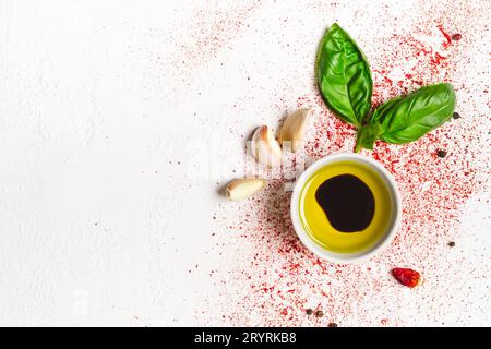 Olivenöl und Gewürze auf weißem Hintergrund Stockfoto