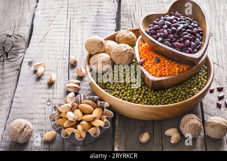 Pflanzliche Proteinquellen. Sammlung verschiedener Leguminosen und Nüsse. Stockfoto