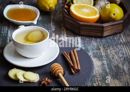 Ingwer heiße Immunität Boosting Vitamin natürliches Getränk mit Zitrusfrüchten, Honig und Zimt und Zutaten Stockfoto