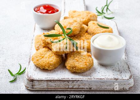 Gebratene knusprige Hähnchennuggets mit beliebten Saucen Stockfoto