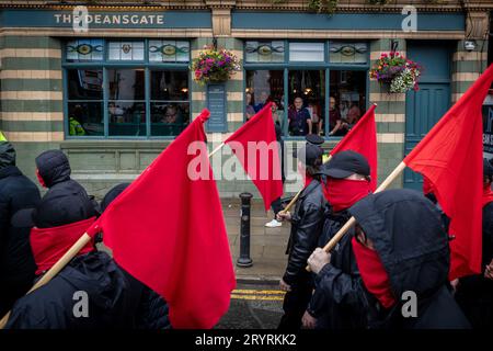 Manchester, Großbritannien. Oktober 2023. Die Young Communist League nehmen am marsch Teil. Während der Konservativen Partei-Konferenz marschierten die Menschen durch die Stadt, um eine nationale Demonstration durchzuführen. Die Forderungen, die von der Volksversammlung organisiert und von Gewerkschaften unterstützt werden, umfassen die Beendigung der Lebenshaltungskrise und die Verteidigung des NHS. (Foto: Andy Barton/SOPA Images/SIPA USA) Credit: SIPA USA/Alamy Live News Stockfoto