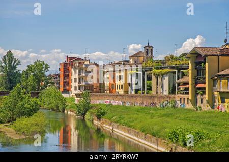 Blick auf Parma am Flussufer in Parma Stadt. Italien Stockfoto