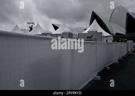 Der „leere Raum“ des Vorhofs des Sydney Opera House, der 2016 für ein Crowed House Concert angegliedert wurde Stockfoto