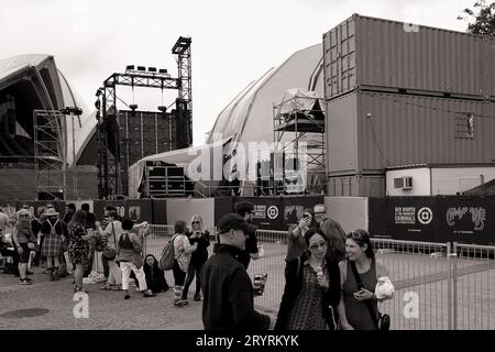 Nick Seymour von Crowded House posiert für ein Foto mit einem Fan auf dem Vorplatz des Sydney Opera House vor dem Konzert im Jahr 2016 Stockfoto