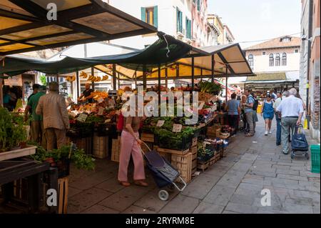 Ein frischer Obst- und Gemüsemarkt auf dem Campo de la Pescaria in der Nähe des Rialto Bridge Fischmarktes in Venedig in der Region Veneto in Norditalien. Stockfoto