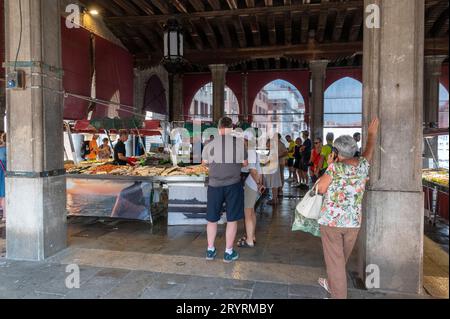 Der neogotische Indoor Rialto Fischmarkt an der Peschiera Fratelli da Vio, am Canal Grande, nur einen kurzen Spaziergang von der Rialto-Brücke entfernt Stockfoto