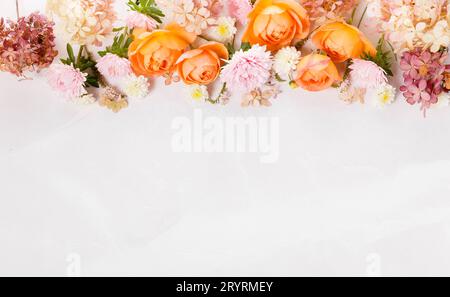 Herbst kreative Komposition Rosen, Hortensien Blumen auf grauem Hintergrund. Herbst, Herbsthintergrund. Stockfoto