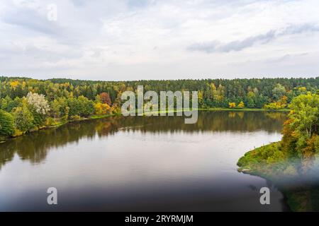 Herbstlandschaft: Neman oder Nemunas Fluss aus Vogelperspektive in Druskininkai, Litauen Stockfoto