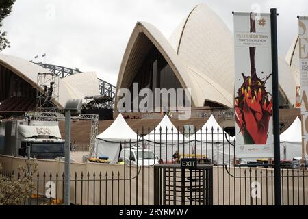 Auf dem Vorplatz des Sydney Opera House werden Festzelte und Licht- und Tonanlagen für ein Crowed House Concert in 2016 Opernschalen und Brücke eingerichtet Stockfoto