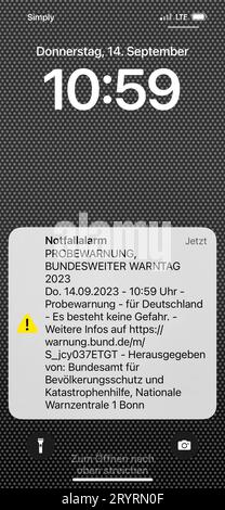 14.09.2023, Deutschland, auf dem Foto das Display eines Smartphones mit der Meldung Notfallallarm Probewarnung, Bundesweiter Warntag 2023, Bundesamt für Bevölkerungsschutz und Katastrophenhilfe, nationale Warnzentrale 1 Bonn *** 14 09 2023, Deutschland, auf dem Foto die Anzeige eines Smartphones mit der Meldung Notfallalarm Probewarnung, Bundeswarntag 2023, Bundesamt für Katastrophenschutz und Katastrophenhilfe, Nationales Warnzentrum 1 Bonn. Bildnachweis: Imago/Alamy Live News Stockfoto