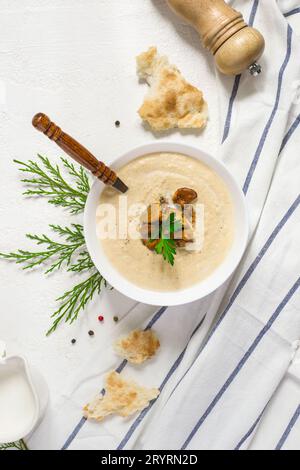Pilze Pfifferling Creme Suppe auf weißem Hintergrund Stockfoto