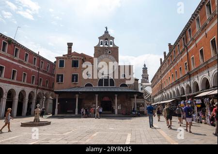 Auf Campo, San Giacomo di Rialto ist Chiesa di San Giacomo di Rialto. Es handelt sich um eine gotische Kirche aus dem Jahr 1071 n. Chr. mit einer großen, ikonischen Kirche aus dem 15. Jahrhundert Stockfoto