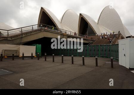 Eine Reihe von & Standrohren im „leeren Raum“ des Vorhofs des Sydney Opera House, das 2016 für ein Crowed House Concert angegliedert wurde Stockfoto