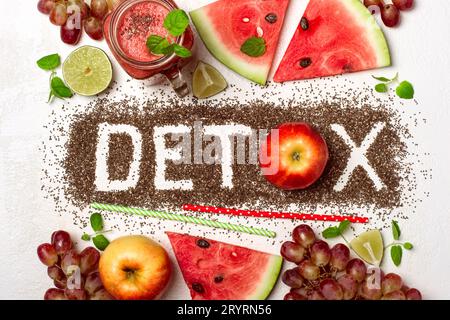 Das Wort Detox wird aus Chiasamen hergestellt. Rote Smoothies und Zutaten Stockfoto