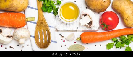 Essen kochen Hintergrund. Frisches Gemüse, Gewürze und Pilzen auf weißem Hintergrund Stockfoto