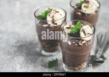 Pudding Schokolade mit Chia und Banane in Gläser. Gesundes Dessert oder Frühstück Stockfoto