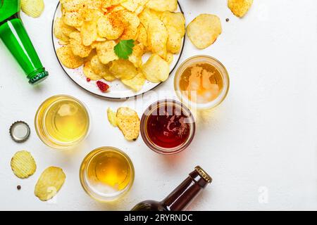 Verschiedene helle und dunkle Biere und Chips Stockfoto