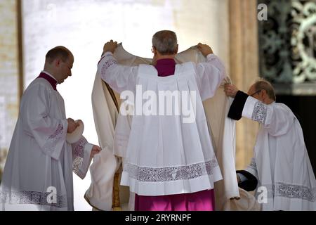 Vatikanstadt, Vatikan. September 2023 30. VATIKANSTADT, VATIKAN - SEPTEMBER 30: Papst Franziskus während des gewöhnlichen öffentlichen Konsistoriums für die Erschaffung des neuen Kardinals in St. Petersplatz am 30. September 2023 im Vatikan. Papst Franziskus hält ein Konsistorium für die Schaffung von 21 neuen Kardinälen, das Konsistorium fällt vor dem Beginn der Synode über Synodalität, die im Oktober stattfinden soll. Quelle: dpa/Alamy Live News Stockfoto