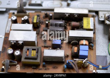 Kairo, Ägypten, September 26 2023: Innenraum der Hauptplatine des LCD-Fernsehers, Kabel, Transformatoren, Widerstand, IC, Kondensatoren, Reparatur Mo Stockfoto