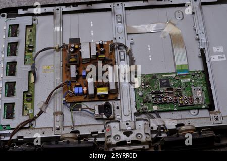 Kairo, Ägypten, September 26 2023: Innenraum der Hauptplatine des LCD-Fernsehers, Kabel, Transformatoren, Widerstand, IC, Kondensatoren, Reparatur Mo Stockfoto