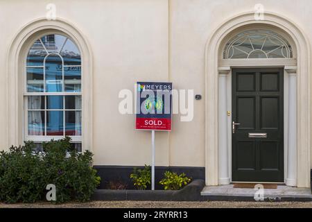 Im September verkauften die Immobilienmakler von Meyers vor dem Haus in Poundbury, Dorchester, Dorset, Großbritannien Stockfoto