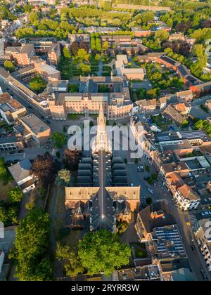 Duffel, Antwerpen, Belgien, 15. Juni 2023, Blick aus der Vogelperspektive über die Kirche St. Martin oder Sint Martinus in der Stadt oder im Vill Stockfoto