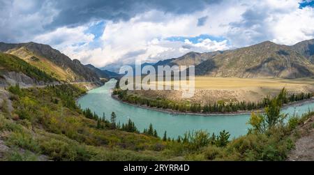 Panoramablick auf den Fluss Katun und das Altai-Gebirge. Altai, Sibirien, Russland Stockfoto