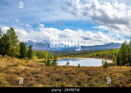 Kidelu See, schneebedeckte Berge und Herbstwälder in der Republik Altai, Sibirien, Russland Stockfoto