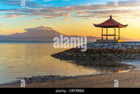 Sanur Beach und Vulkan Mount Agung bei Sonnenaufgang, Bali, Indonesien Stockfoto