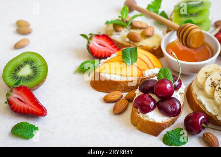 Auswahl an farbenfrohen natürlichen gesunden Snacks im Sommer. Sandwiches Stockfoto