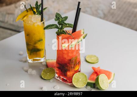 Wassermelone und Mango Mojito dekoriert mit Früchten Stockfoto