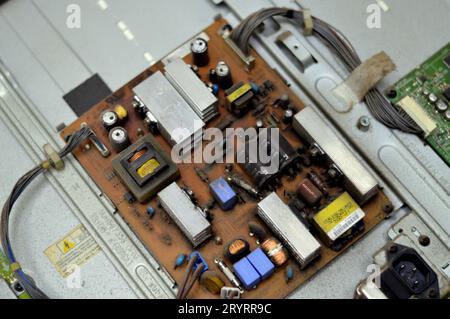 Kairo, Ägypten, September 26 2023: Innenraum der Hauptplatine des LCD-Fernsehers, Kabel, Transformatoren, Widerstand, IC, Kondensatoren, Reparatur Mo Stockfoto