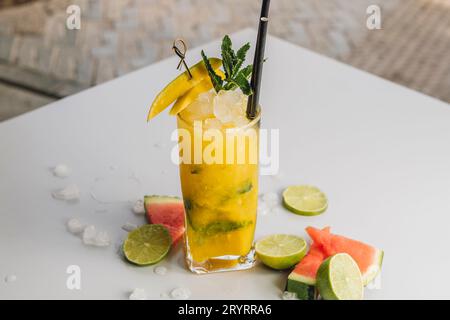 Mango Mojito dekoriert mit Früchten Stockfoto