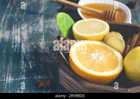 Tablett mit Inhaltsstoffen für die Herstellung der Immunität, die gesundes Vitamingetränk auf dunklem Hintergrund fördert Stockfoto