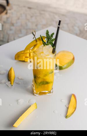 Mango Mojito dekoriert mit Früchten Stockfoto