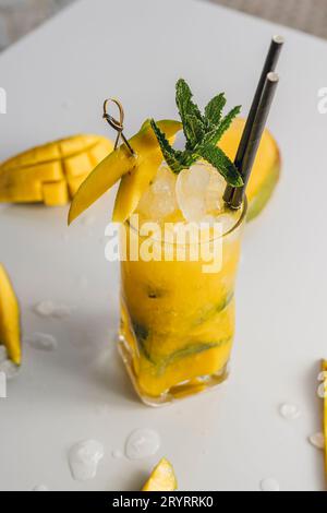 Mango Mojito dekoriert mit Früchten Stockfoto